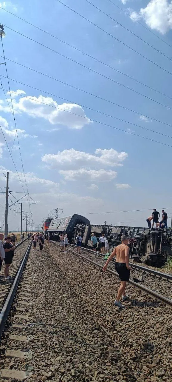 В России пассажирский поезд въехал в стоящий на переезде грузовик.  #7