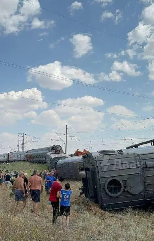 В России пассажирский поезд въехал в стоящий на переезде грузовик.  #8
