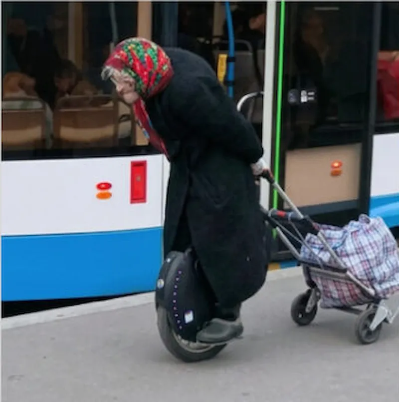 "Кибербабушка" на моно колесе вызвала ажиотаж в Москве 