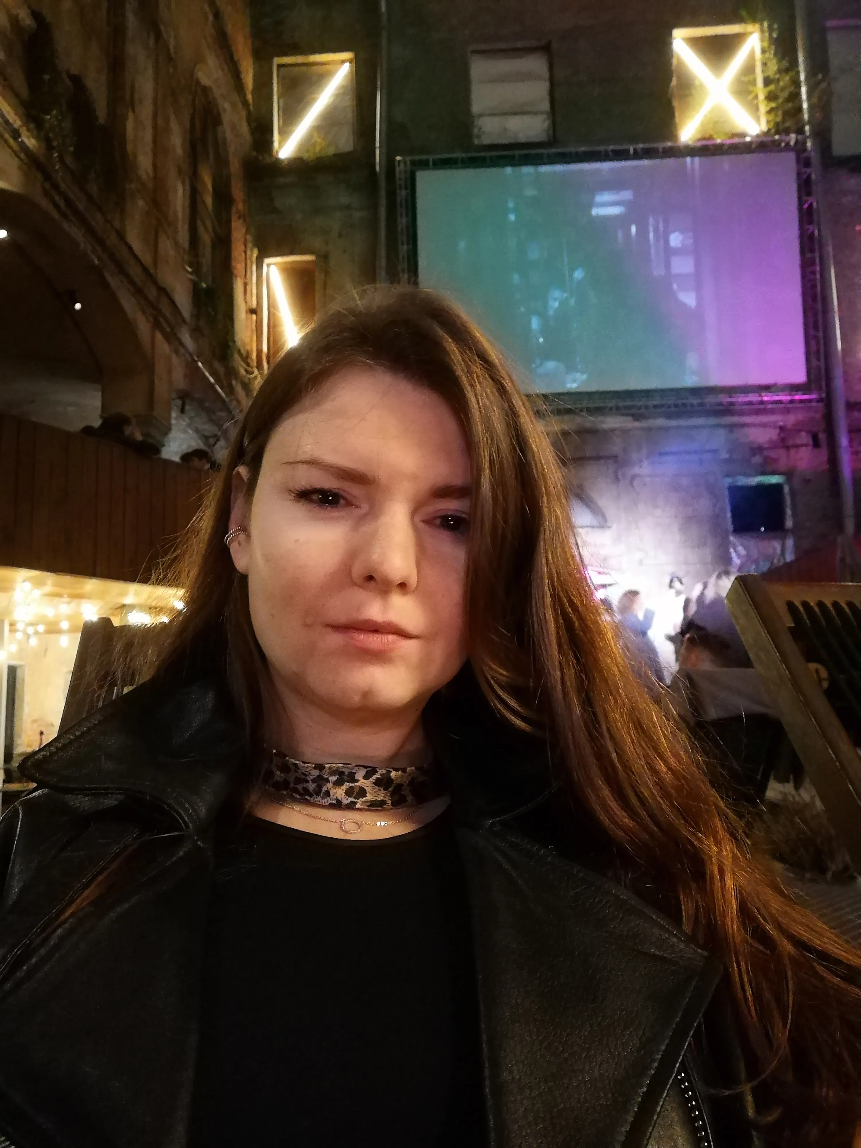 Пусть город шумит где-то там, за стеной, А здесь — только искры и звук. Такой вот простой, но такой дорогой Миг, что согревает нам руки и дух. #3