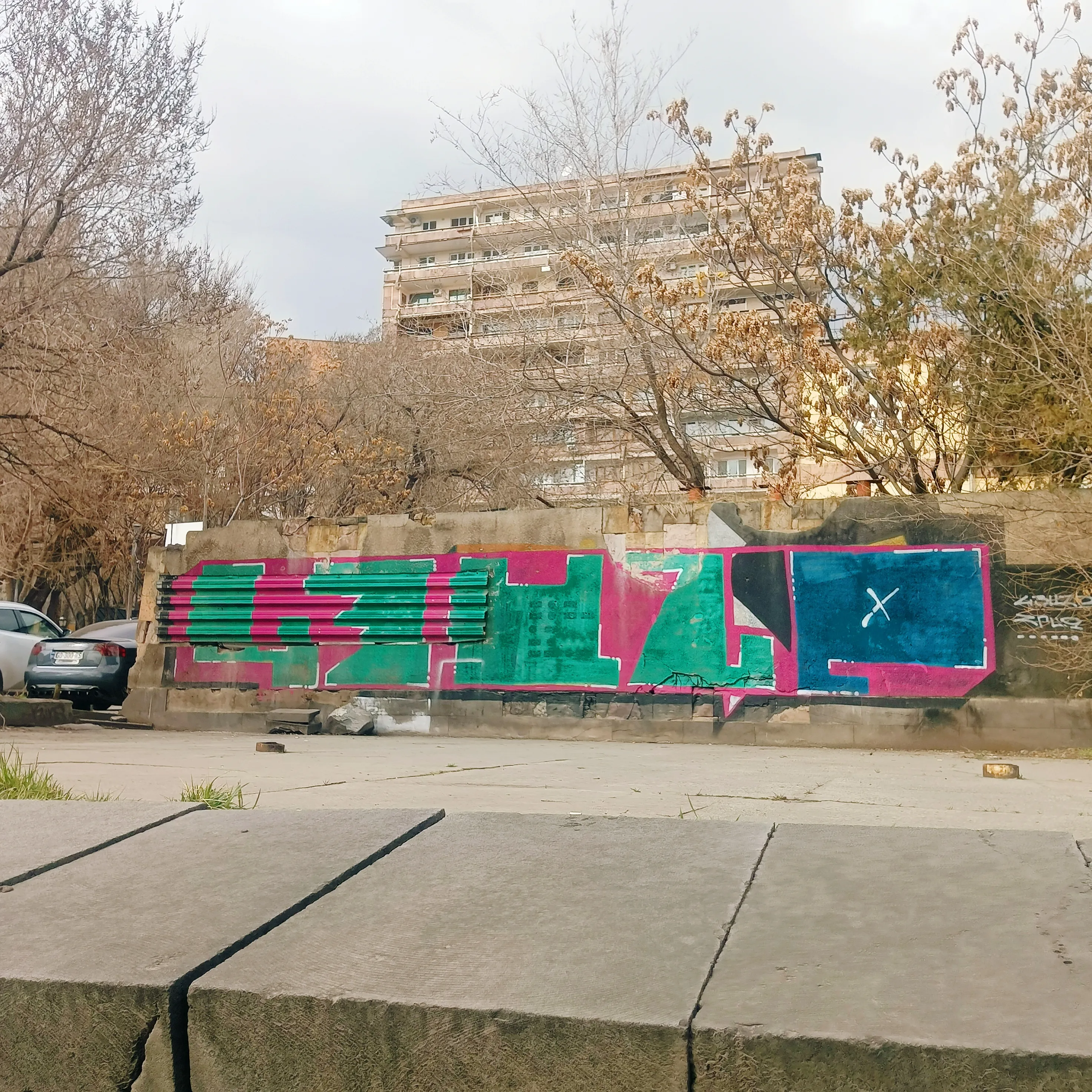 Граффитти со словом Кянк (жизнь) около метро «Дружба»