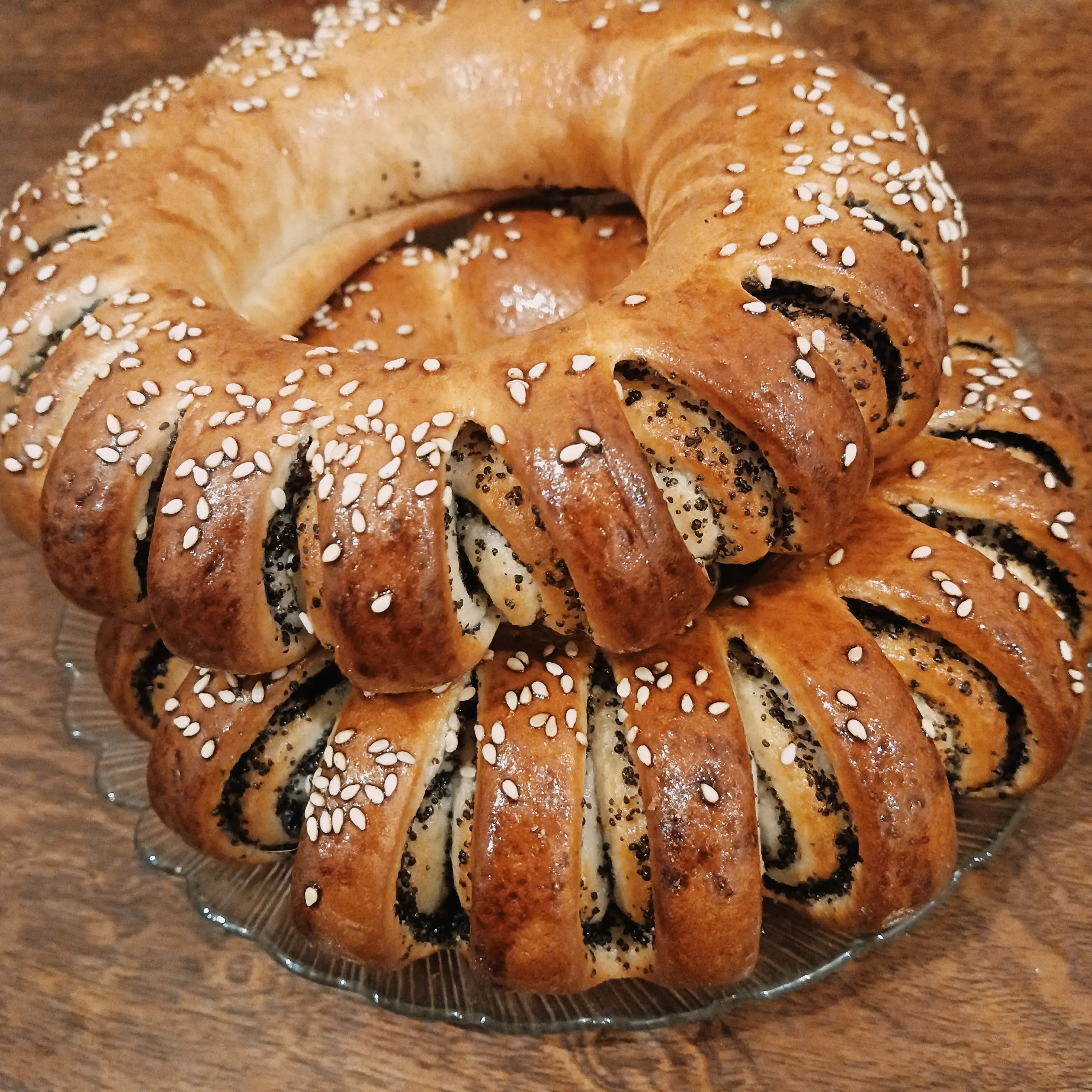 Когда шла в ПВЗ с заказом, почуяла вкуснющий запах из пекарни, и на пути обратно прихватила парочку красавцев с маком и кунжутом