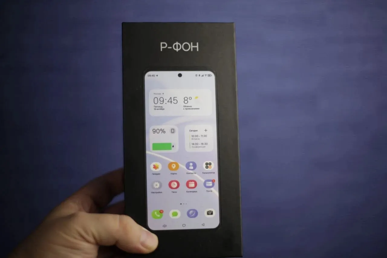 Появились первые снимки смартфона на российской ОС Rosa Mobile, который называется "Р-ФОН" #1