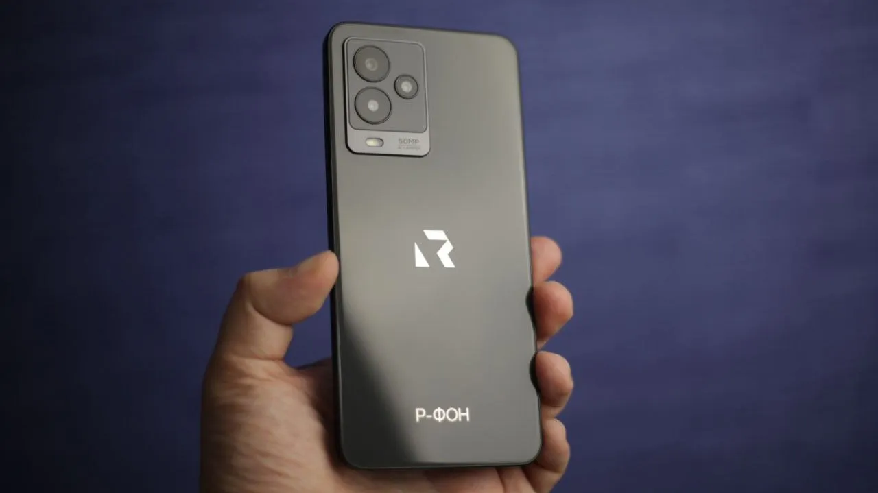 Появились первые снимки смартфона на российской ОС Rosa Mobile, который называется "Р-ФОН" #3