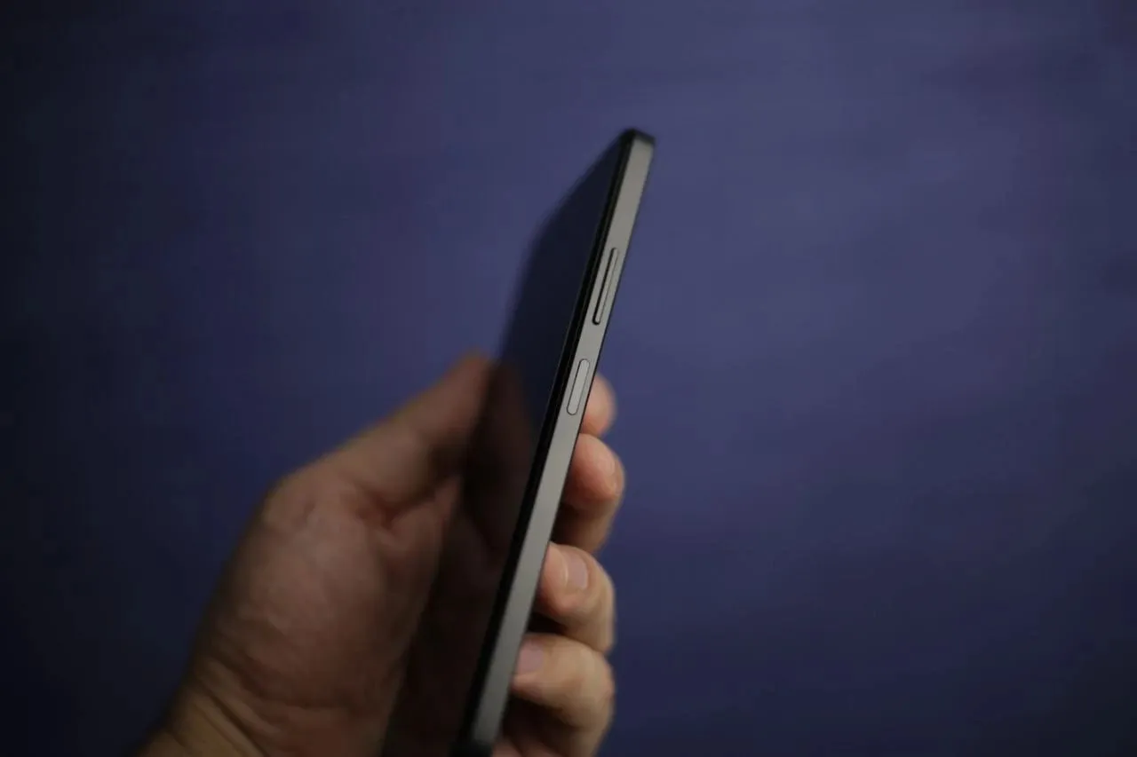 Появились первые снимки смартфона на российской ОС Rosa Mobile, который называется "Р-ФОН" #5