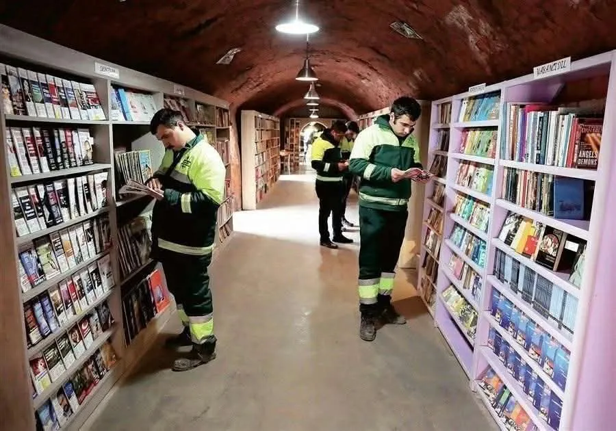 Библиотека из выброшенных книг в Турции #2