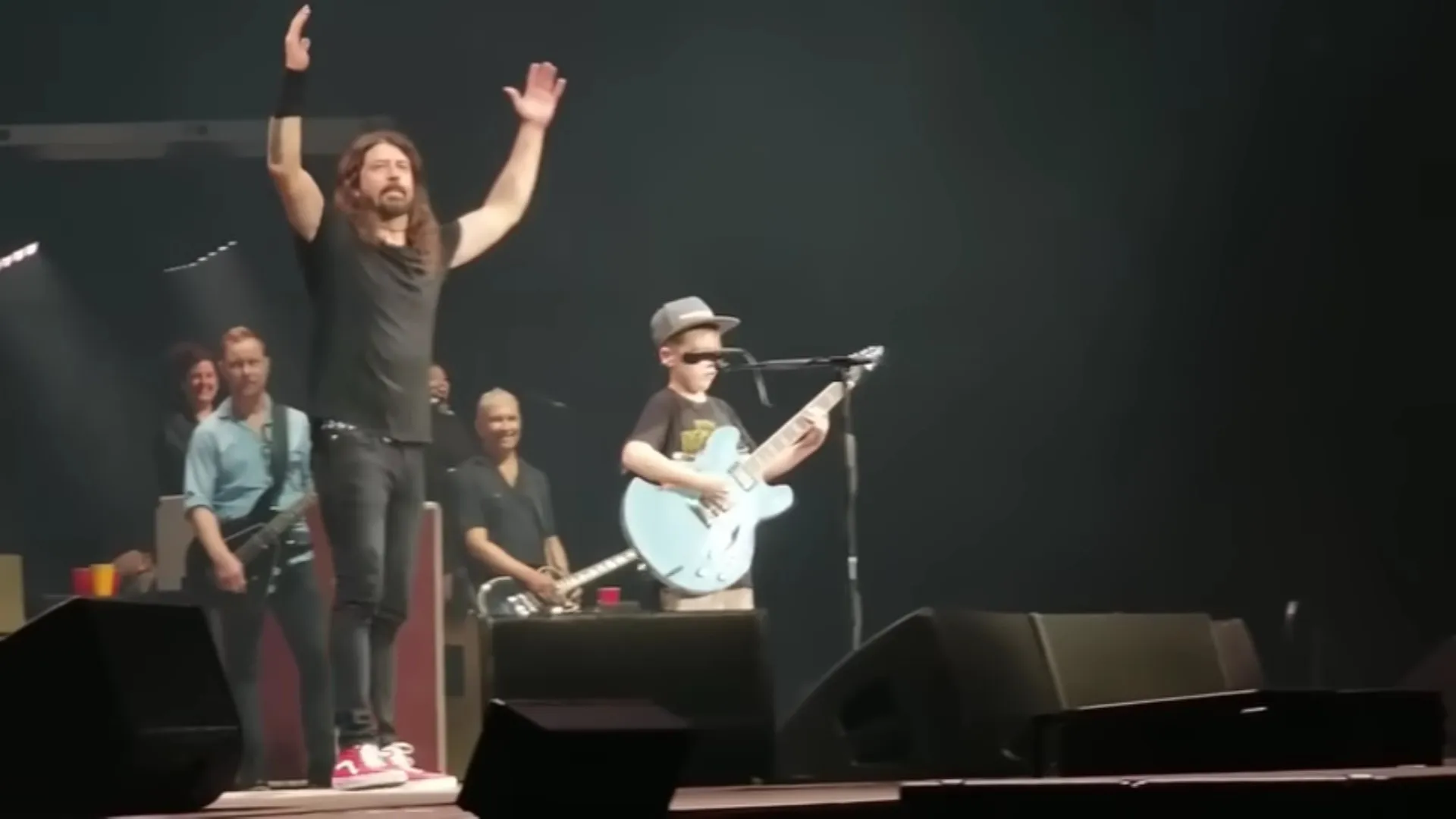 №4. Фанаты на сцене: Foo Fighters #2