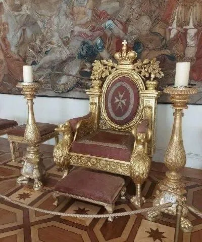 Посетитель повредил трон Мальтийского ордена: Эрмитаж требует 847 тыс. рублей. #2