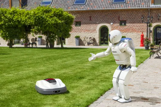 Знаменитый робот-андроид Honda Asimo рекламирует робота-газонокосилку Honda Miimo #2