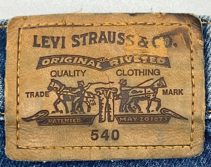 Легендарная компания Levi's ввела моду пришивать кожаные нашивки на заднюю часть карманов джинсового комбинезона в 1873 году, чтобы избавиться от производителей поделок, которые наводняли рынки бюджетными копиями продукции компании Levi's.