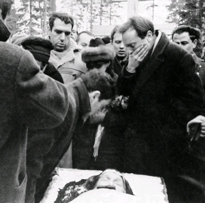 На фото: Похороны Анны Ахматовой. 10 марта 1966 года. На фото Анатолий Найман, Евгений Рейн, Дмитрий Бобышев, Иосиф Бродский и др.