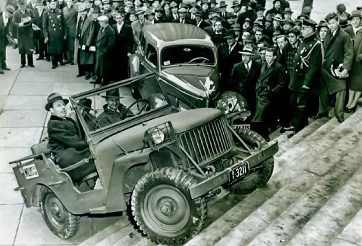 Willys начали с довольной вызывающей рекламы. При первом же появлении перед гражданской публикой полноприводный автомобиль взобрался на ступени Капитолия в Вашингтоне. На вопросы о том, что это было, водитель машины отвечал просто: «Это джип».