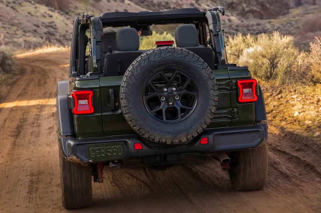 Культовый американский внедорожник вернулся в Россию, но цена кусается. Jeep Wrangler Rubicon продают за 11,5 млн рублей #3
