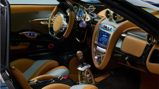 Pagani Huayra Epitome      Трансмиссию для Huayra Epitome делала британская компания Xtrac, которая в 1980-х начинала с разработки трансмиссий для гоночных машин, а впоследствии стала поставщиком даже для прототипов Ле-Мана и болидов Формулы-1. Особенность коробки Pagani — трёхдисковое сцепление. В компании отмечают, что сделано это для «лучшей передачи тяги на колёса». Хотя, может быть, всё дело в том, что обычное сцепление, получив инъекцию 852 сил, отправилось бы на замену.