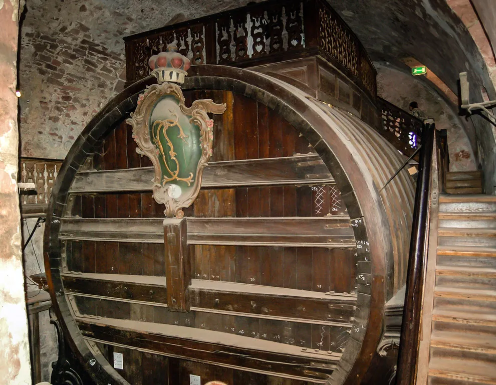 Самая большая винная бочка в мире сделана в немецком городе Гейдельберг в 1751 году. Её ёмкость — 212 422 литра. Бочка настолько велика, что на ней сверху располагается целая площадка для танцев. В литературе упоминания гейдельбергской бочки встречаются у Рудольфа Эриха Распэ, Жюля Верна, Марка Твена, Виктора Гюго и многих других.