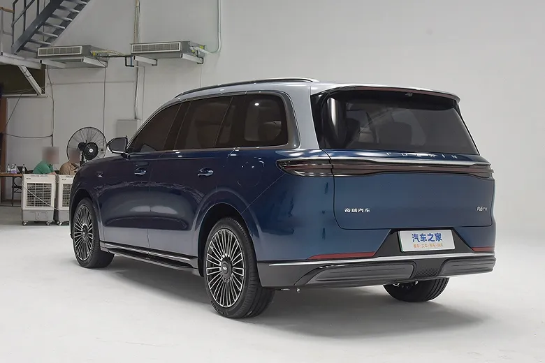 Замена Mercedes-Maybach GLS и Range Rover от Chery с запасом хода 1400 км: трёхрядный премиальный кроссовер Amulet T11 показали вживую. Цена пока не сообщается #3