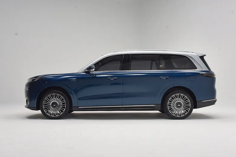 Замена Mercedes-Maybach GLS и Range Rover от Chery с запасом хода 1400 км: трёхрядный премиальный кроссовер Amulet T11 показали вживую. Цена пока не сообщается #4