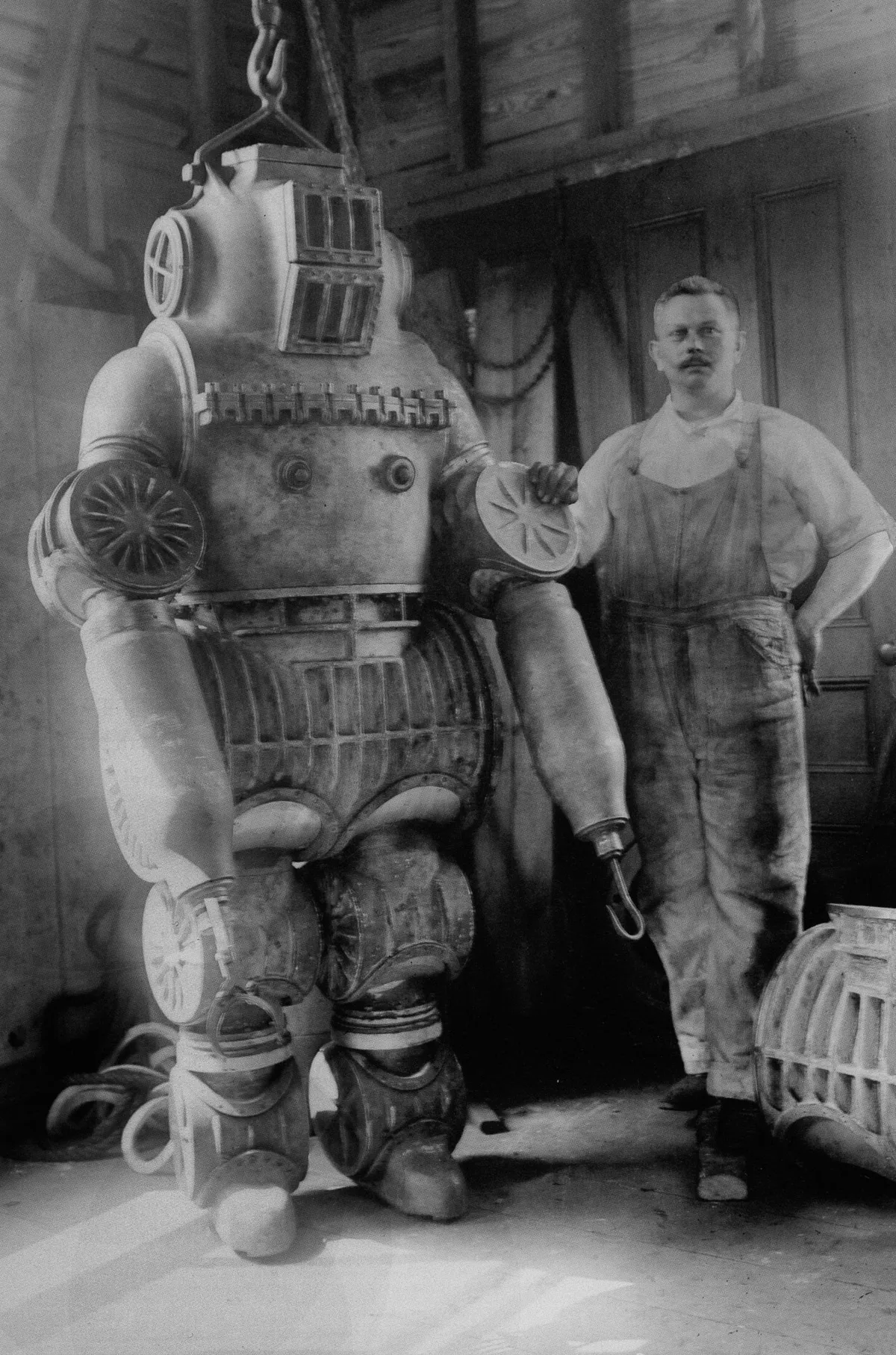 В 1914 году Честер МакДаффи (Chester MacDuffee) построил первый водолазный костюм с шариковыми подшипниками, чтобы обеспечить подвижность суставов. Изобретение протестировали в Нью-Йорке на глубине 65 метров. Фото: Buyenlarge 