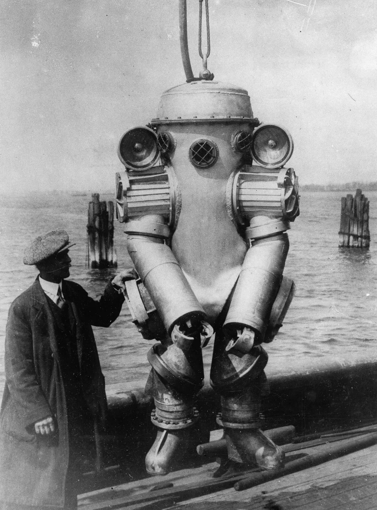 15 августа 1931. Американский изобретатель Х. Л. Боудин со своим глубоководным гидрокостюмом с установленными на плечах 1000-ваттными лампами.