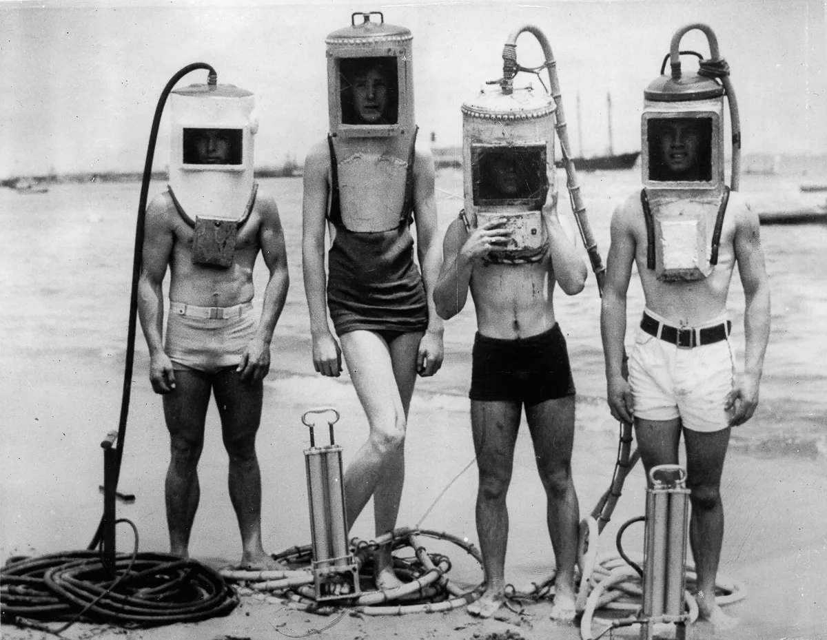 23 июня 1933. Группа лос-анджелесских парнишек в водолазных шлемах, сделанных из частей водонагревателей и прочих деталей.