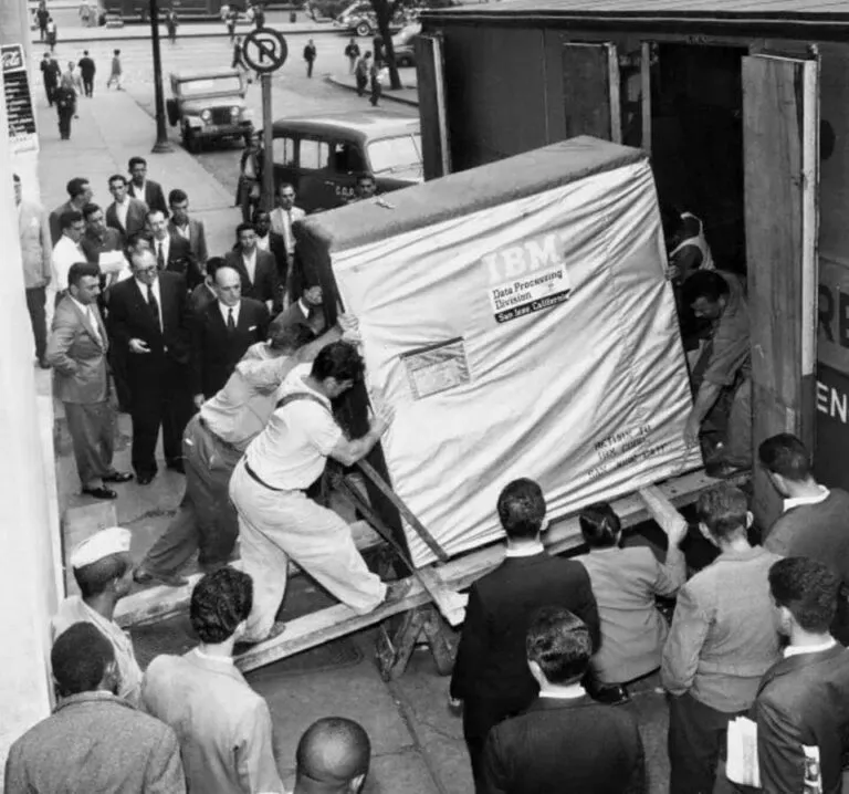 Погрузка 5–мегабайтового жесткого диска компании IBM, 1956 год #1