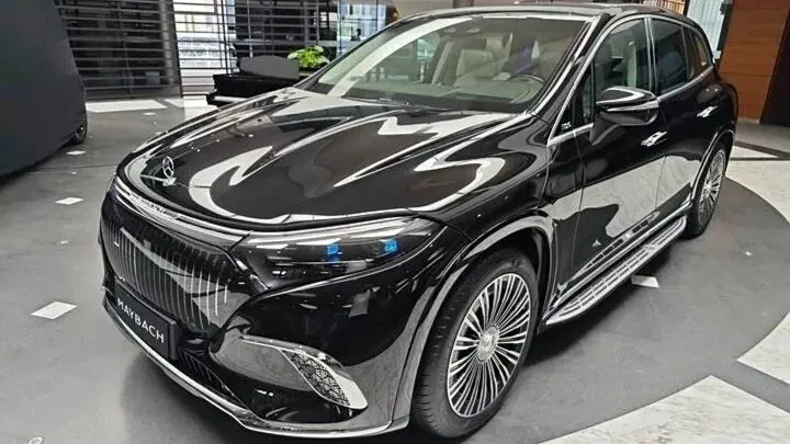 Первый электрокроссовер от Mercedes-Maybach #1