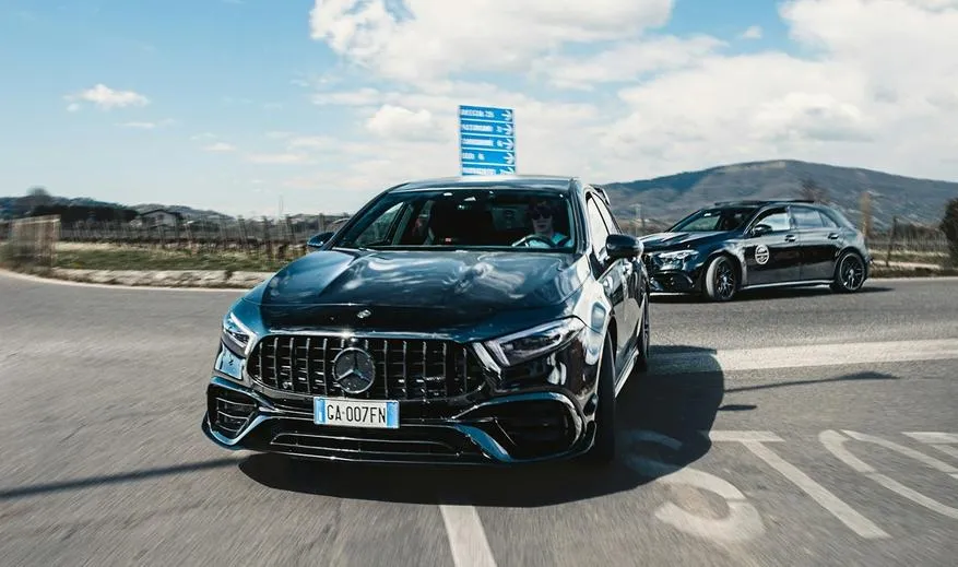 Новая краска Mercedes-Benz играет роль солнечных панелей — и даёт электромобилю запас хода до 20 тыс. километров в год  #2