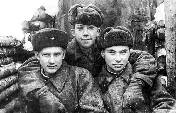 В жизни Юрия Никулина был период, когда смерть буквально ходила за ним по пятам. Этот мягкий и совершенно не военный с виду человек прошел две войны: Советско-финскую и Великую Отечественную. С 1939 по 1946 годы.
