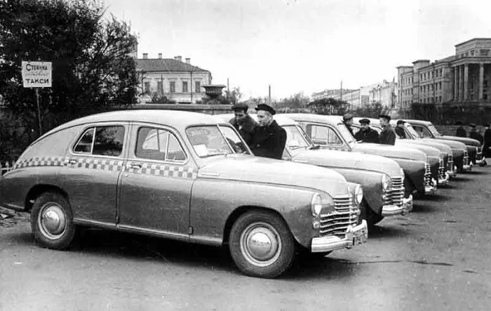  В СССР шашечки появились в 1948 году, ими украсили «Победы», которые были первыми официальными марками такси. 