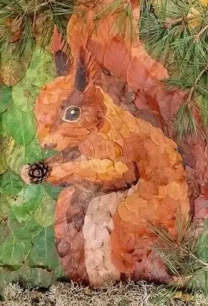 Белочка из осенних листиков. 