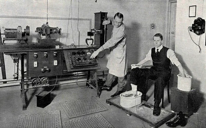  1911 году Cambridge Scientific Instrument Company выпускает первые серийные кардиографы, позволяющие вести запись посредством проекционного оптического регистратора на специальной светочувствительной ленте. Ванны с солевыми растворами выполняли функцию электродов для 3 отведений. Размер электрокардиографа в то время был настолько большим, что специалисты с трудом могли передвигать его с места на место. Речи о возможности транспортировки на дальние расстояния, о выездах к пациентам на дом даже и не было.