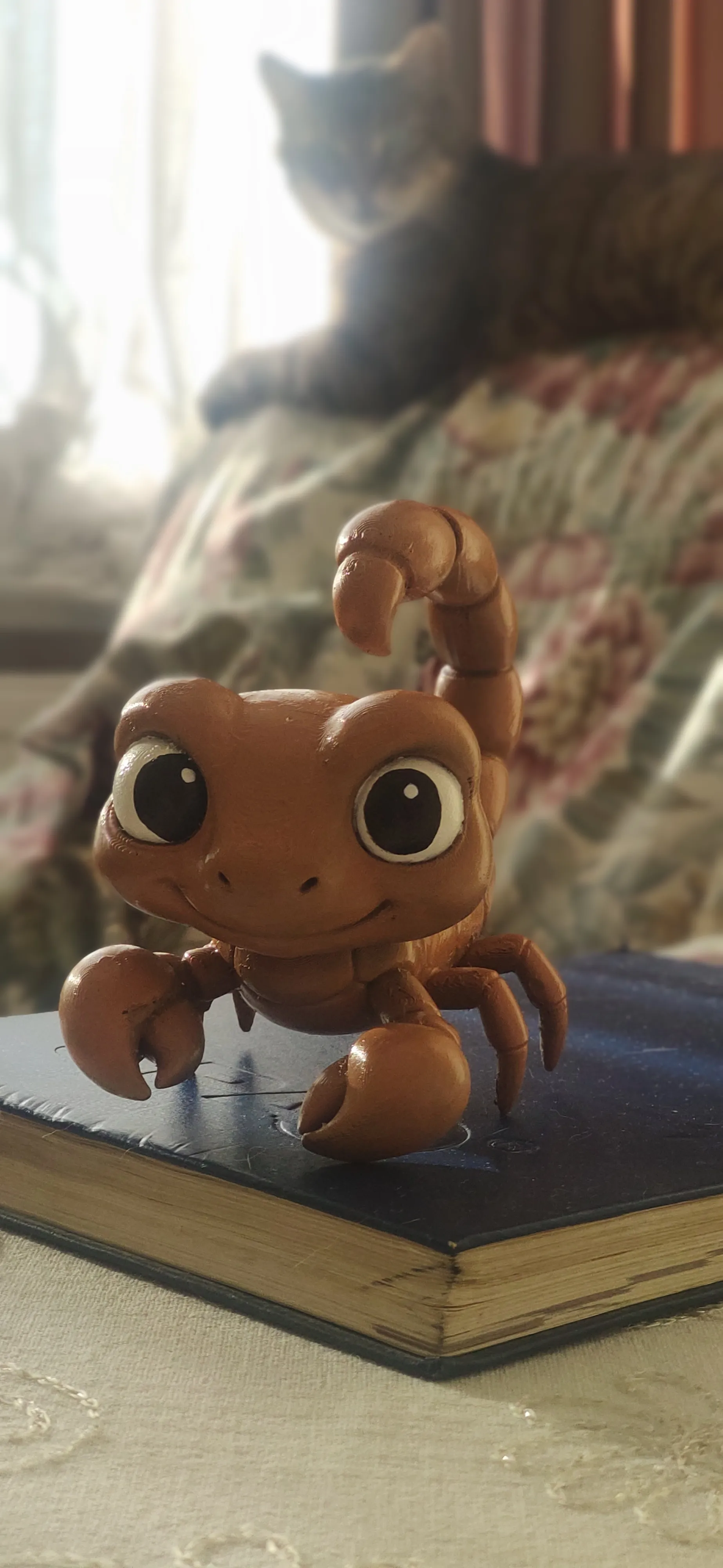На фоне кот наблюдает за мной, с немым укором на мордашке! Мол, что это раб суетится в такое прекрасное солнечное утро?!