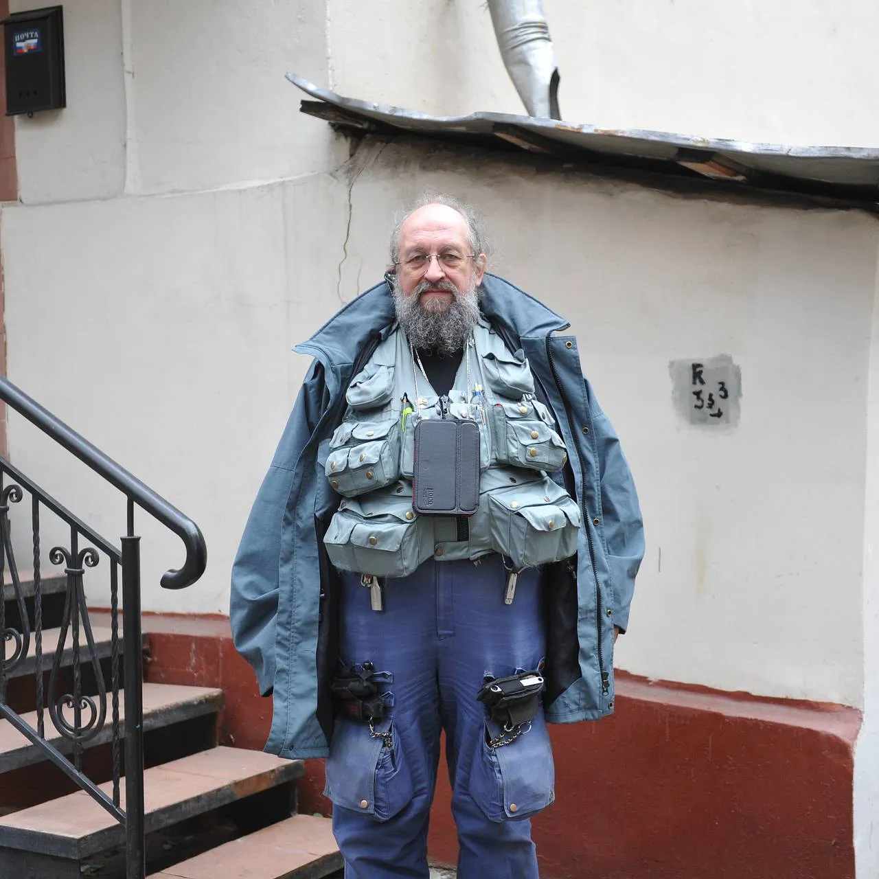 Панье (фр. panier – корзина), делалось из ивовых прутьев, китового уса или железных прутьев, обтянутых полотном. Мода 1760-1780 гг. #2
