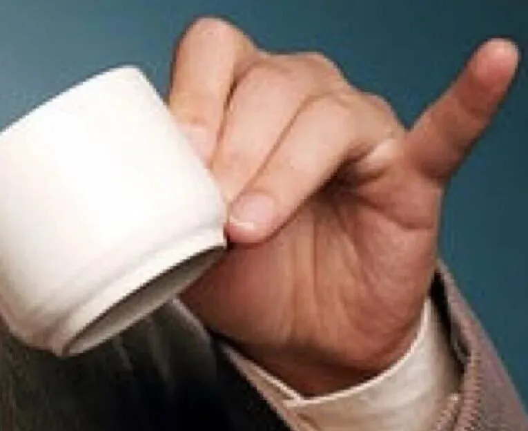 Вальгусная деформация 5 пальца. Выпячивание мизинца при питье. Чаепитие с оттопыренным мизинцем. Выпячивание мизинца при питье. Мизинец.