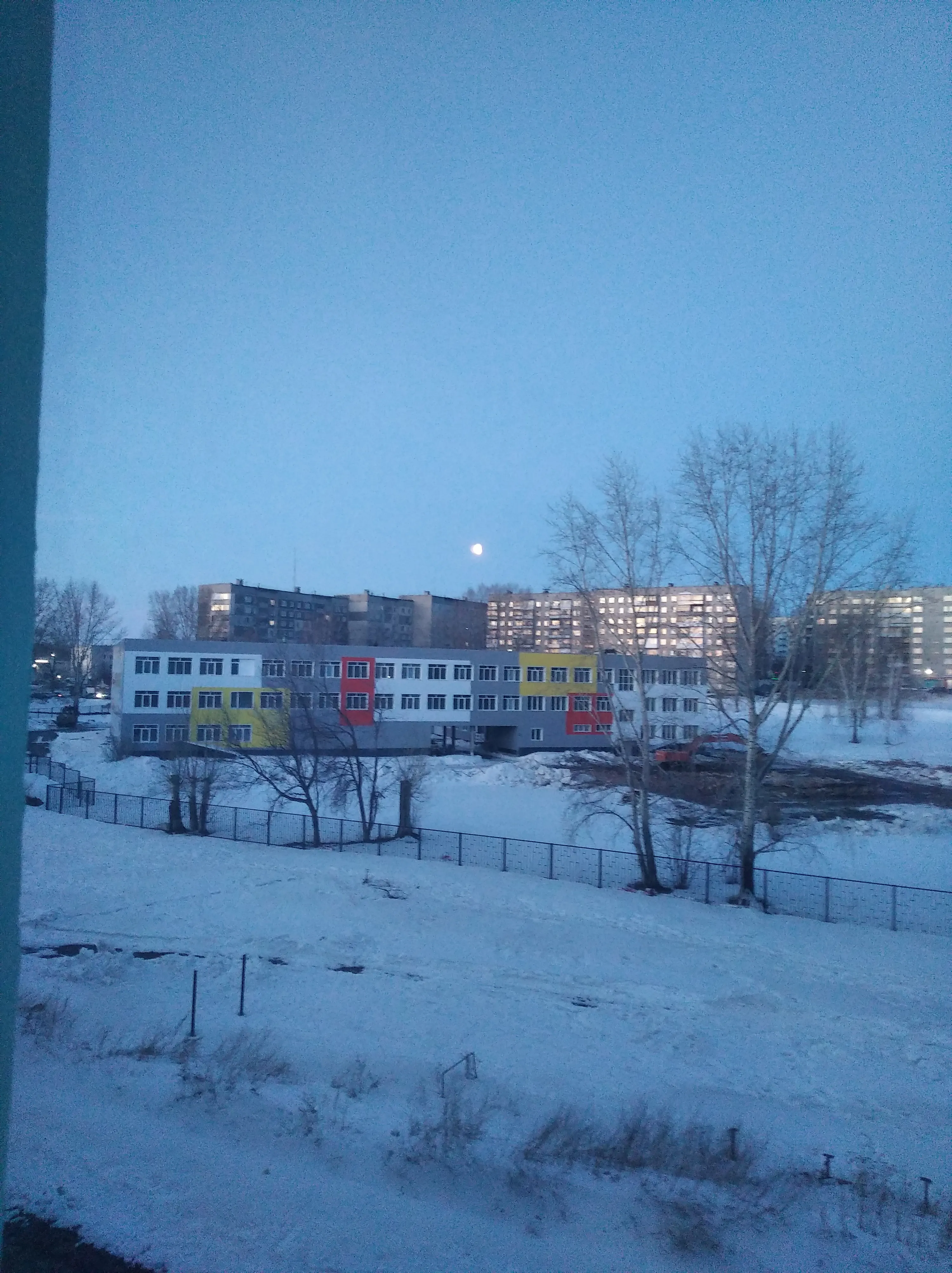 Ранее утро в городе - видна еще луна. #1