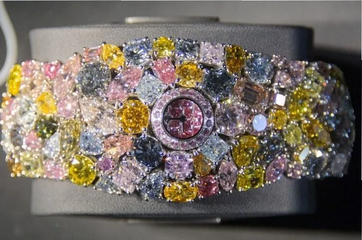 1. Graff Diamonds Hallucination – $55 млн 🔹 Почему уникальны? Эти часы буквально усыпаны редкими цветными бриллиантами общим весом 110 карат. 🔹 Особенность: Никаких стрелок – время показывают вращающиеся диски.