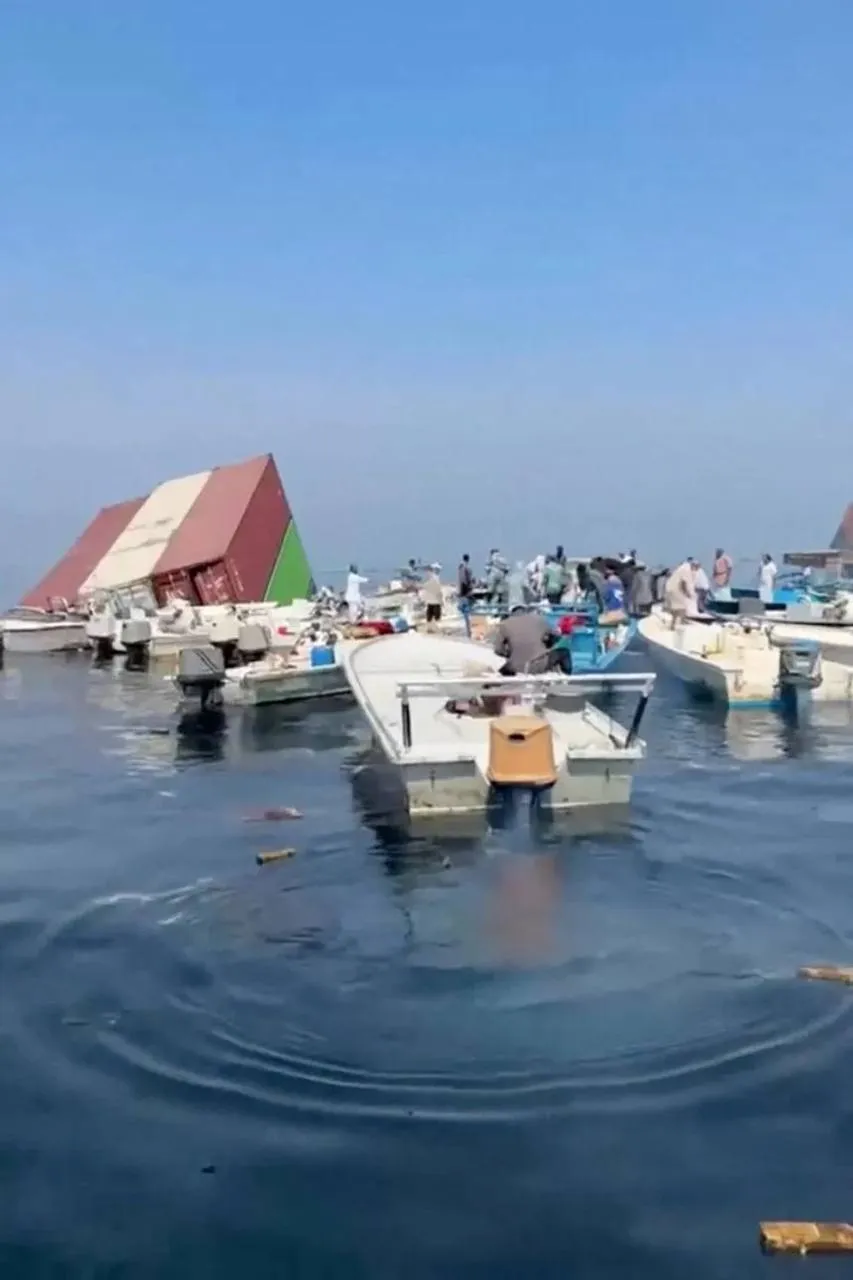 В Ормузском проливе в море плавают тысячи бесплатных айфонов #2