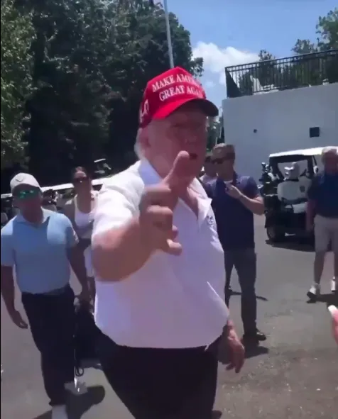 Уставший Трамп вышел поиграть в гольф, чтобы развеять слухи о своей смерти #2