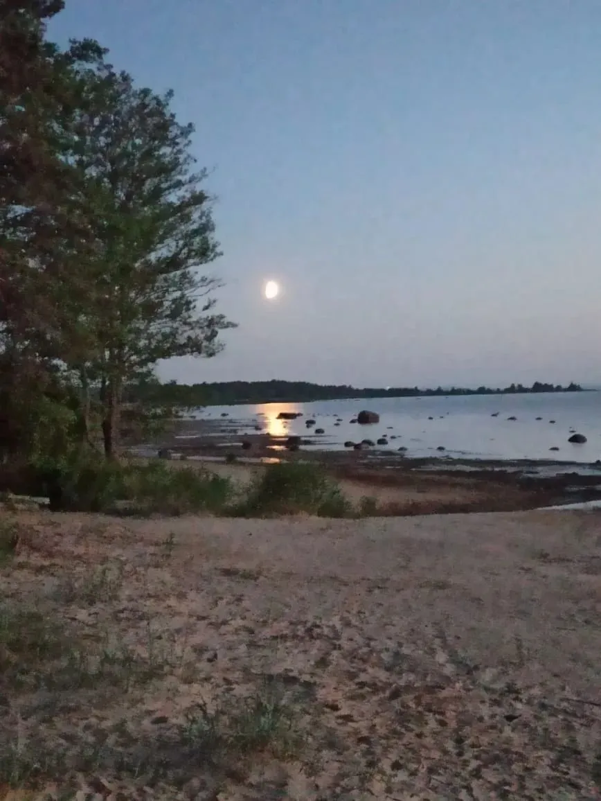 Это луна.