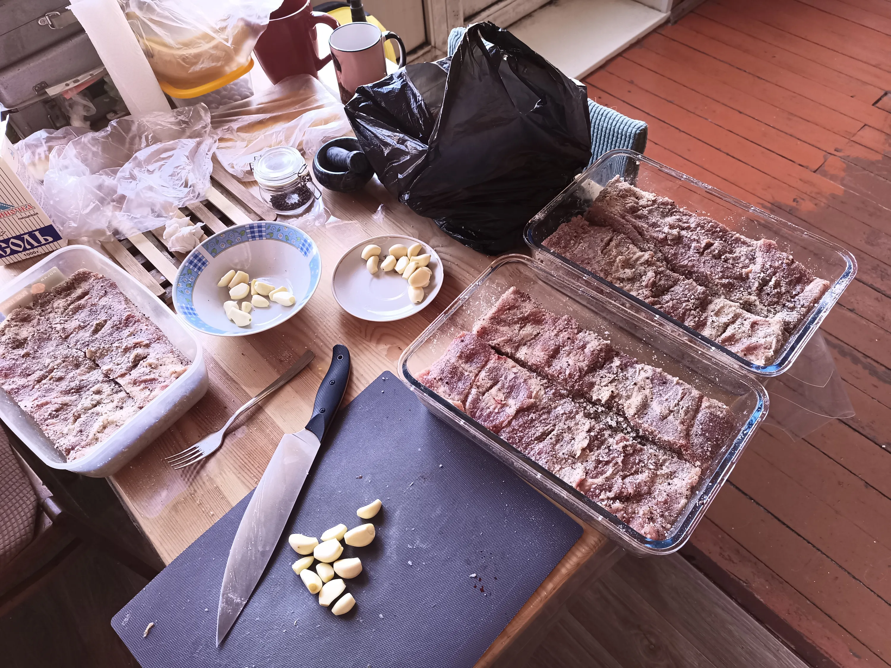 Натираем все куски нашей смесью перца/соли со всех сторон. И выкладываем куски в формы на солевую подушку. Мы ж в Питере всё-таки!))