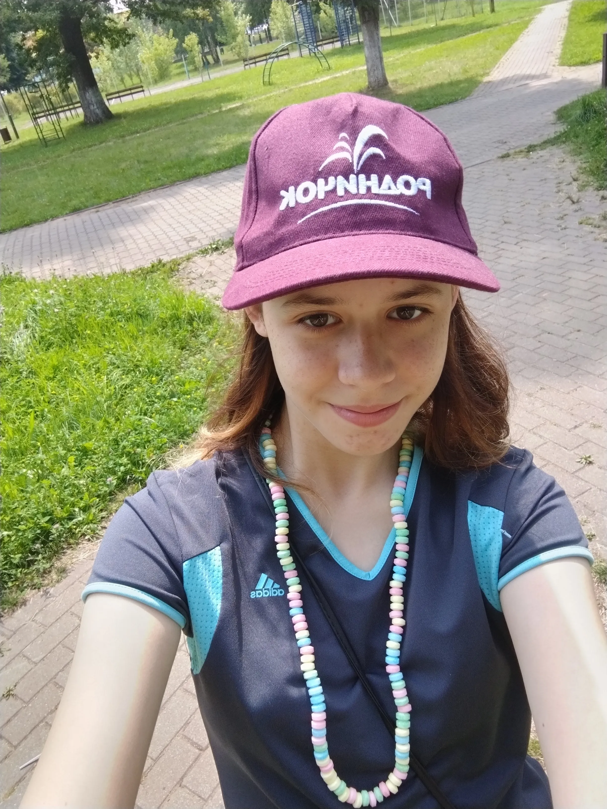 Это в городе было, гуляли с подругой и я увидела такие вот сахарные бусы. Всего 2 рубля стоили. Ну и тут типа грех не купить