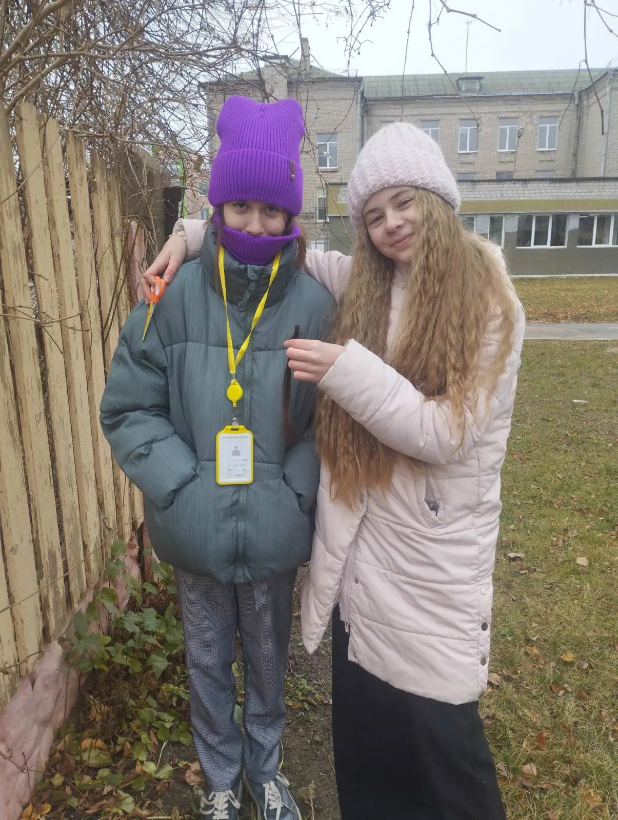 Это кстати реальное фото , мы с хорошей знакомой в школе на ОПТ дурачились , типа "ха-ха-ха я тебе щас куртку порежу" , а потом она взяла и отрезала мне прядь волос под корень. Сейчас мы с ней не особо много общаемся, но вроде и не враждуем