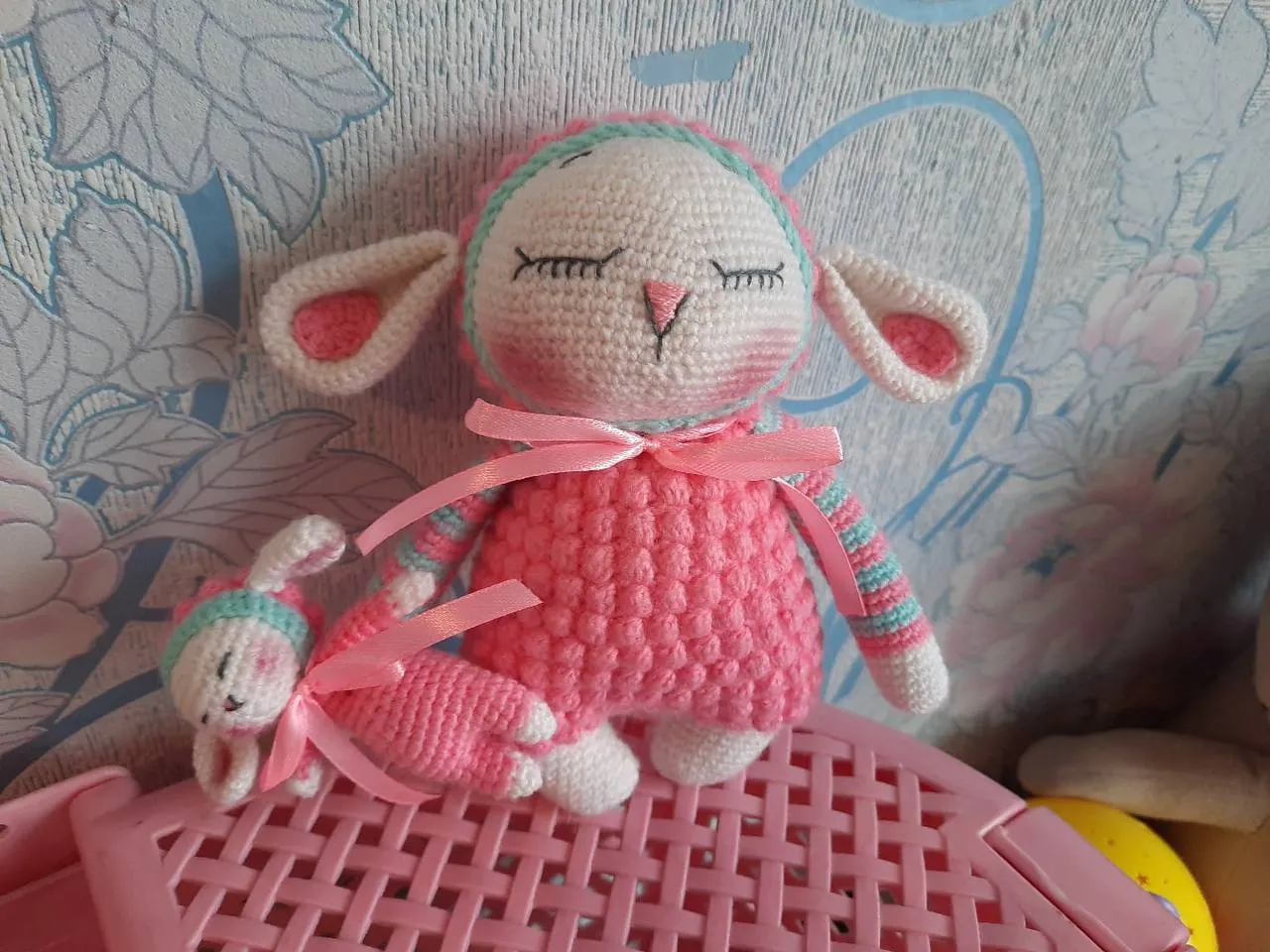 Игрушка барашка, у которой есть своя игрушка барашка