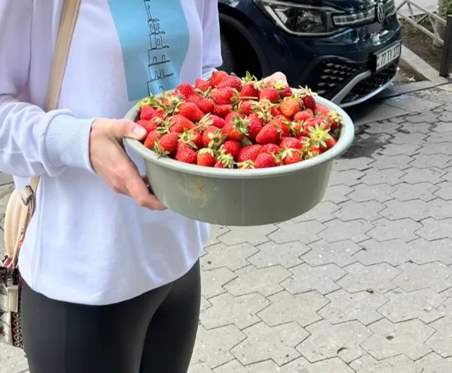 А у нас уже и клубника выросла 😂 #1