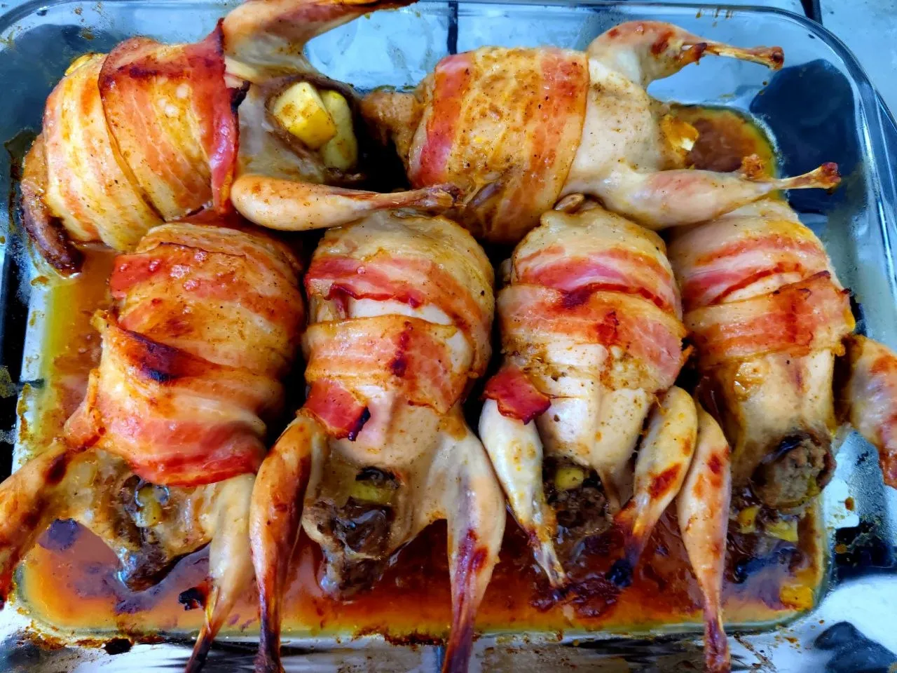 Перепелка по царски! Заботливо укутана в бекон, нафарширована куриной печенью с яблоками. А маринад какой потрясающий! Жижа полученная в процессе запекания - самый лучший соус для этой перепелочки. Я даже рецепт оставлю в комментах, это обязан попробовать каждый