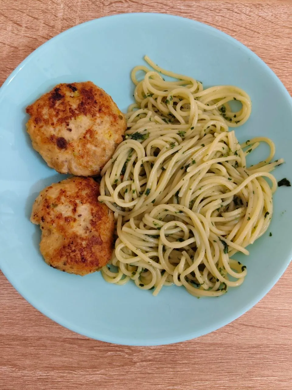 К этим славным котлеткам были приготовлены спагетти авокадово-шпинатные. Вкус своеобразный, травяной. Но ребенку очень сильно понравились. Да ей кажись хоть что зеленое дай - сьест