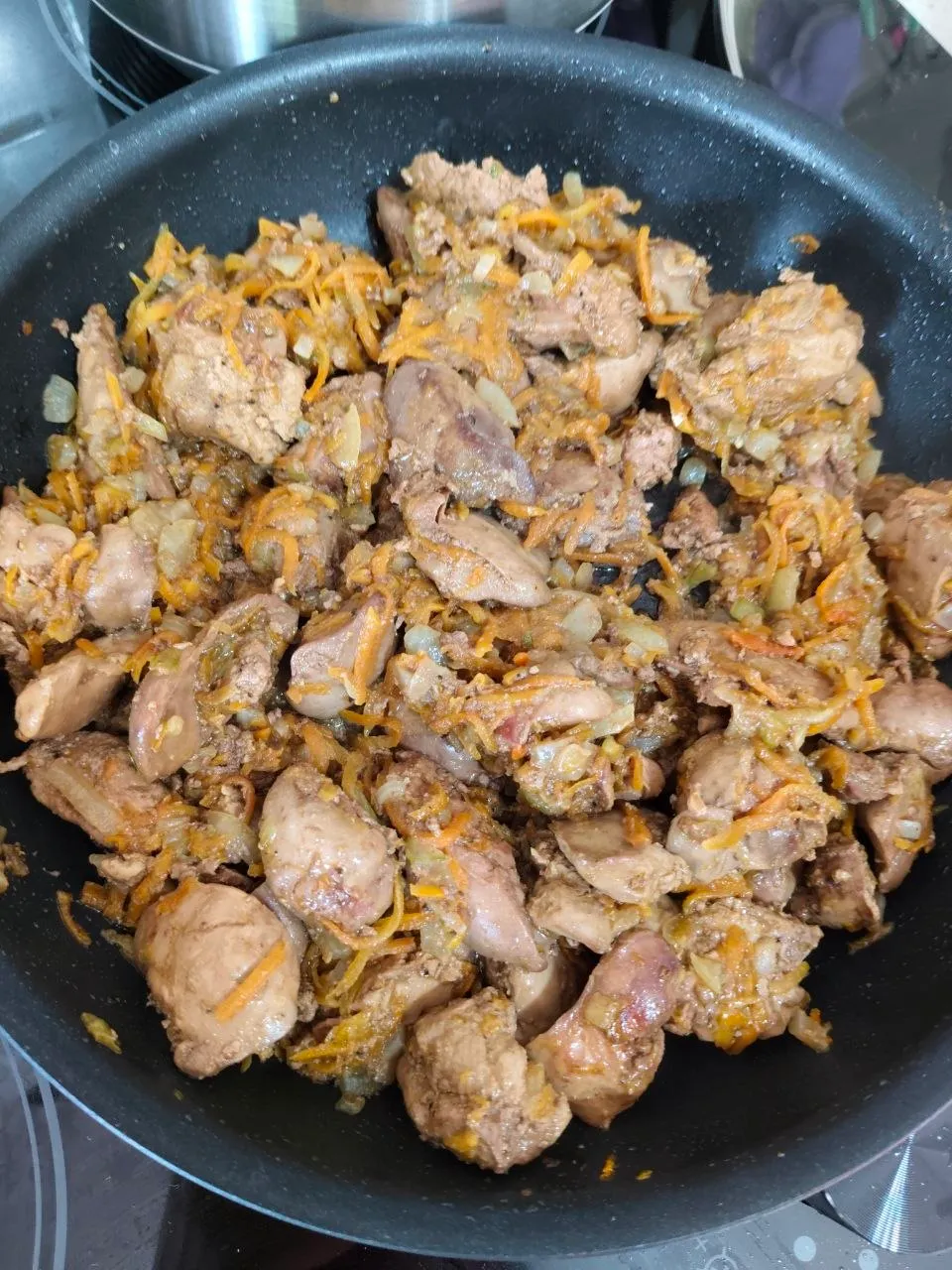 Для взрослых утех куриная печень с морковочкой и луком