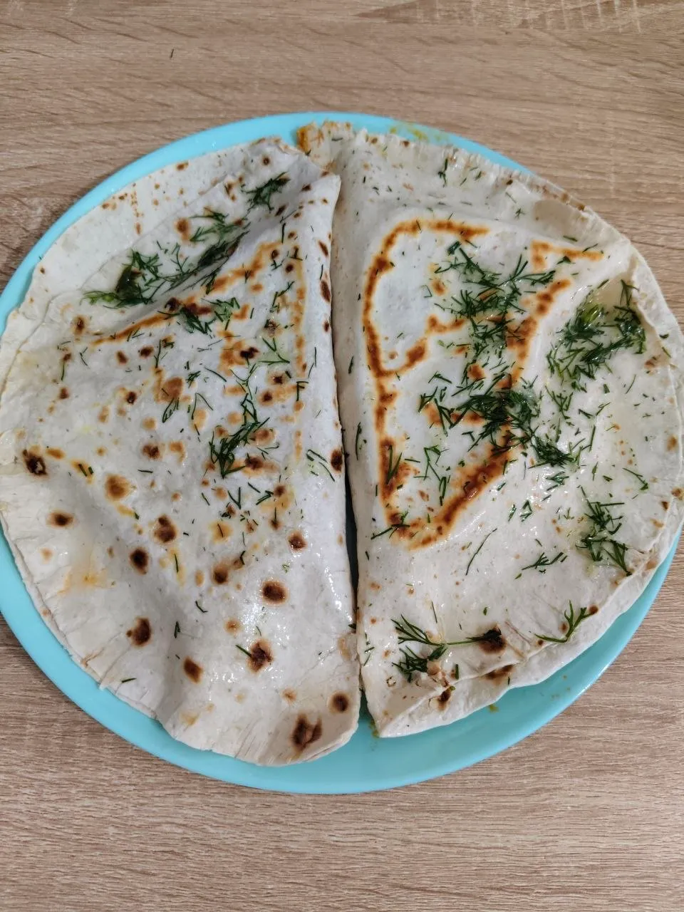 Кесадильи с курицей и сыром, сверху чесночное масло. Это оказалось ну очень вкусно, вкуснее бургеров. Когда хочется чего-то вкусного, будем готовить это