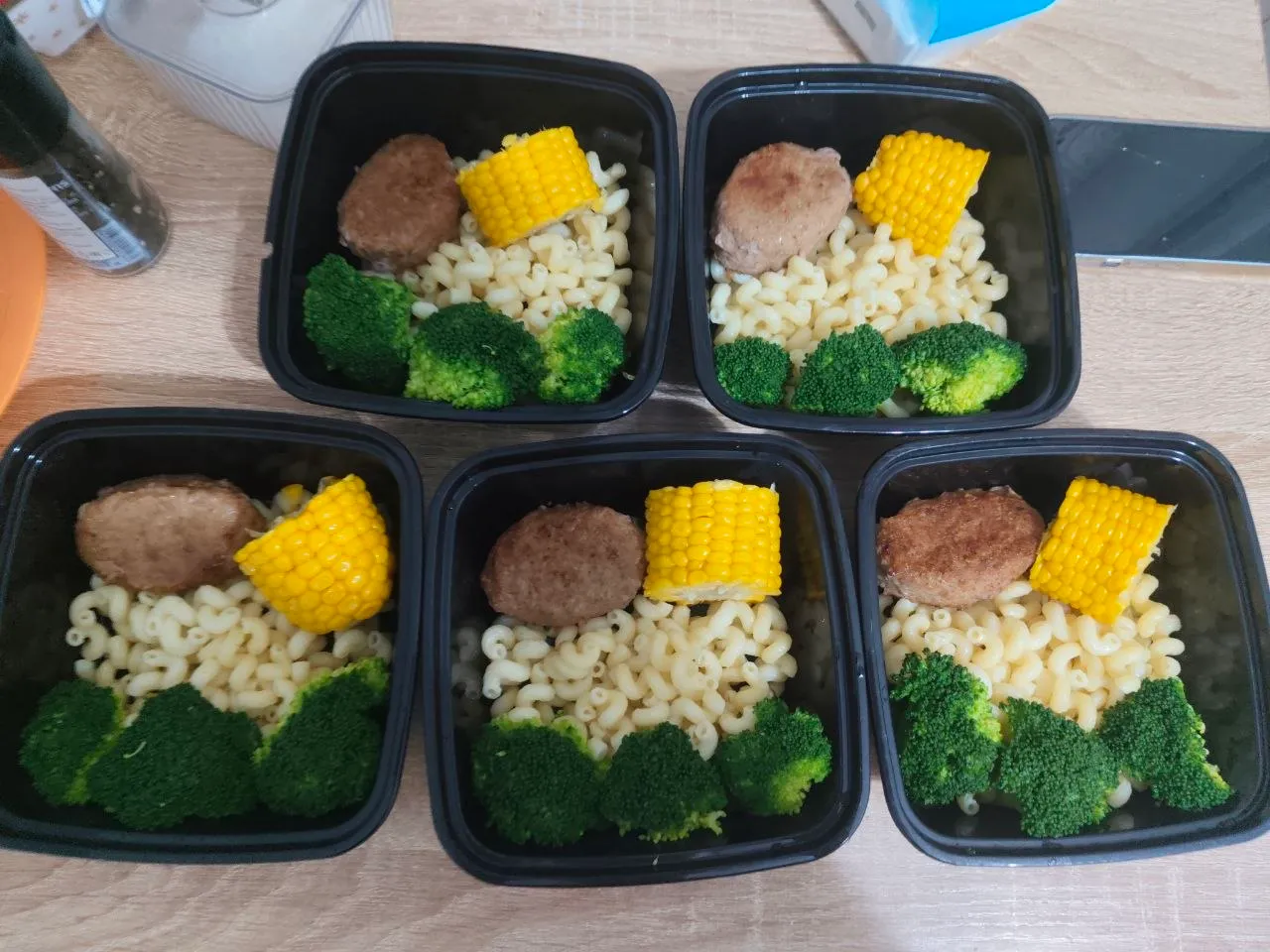 Макарошки с котлеткой, кукурузой и броколли