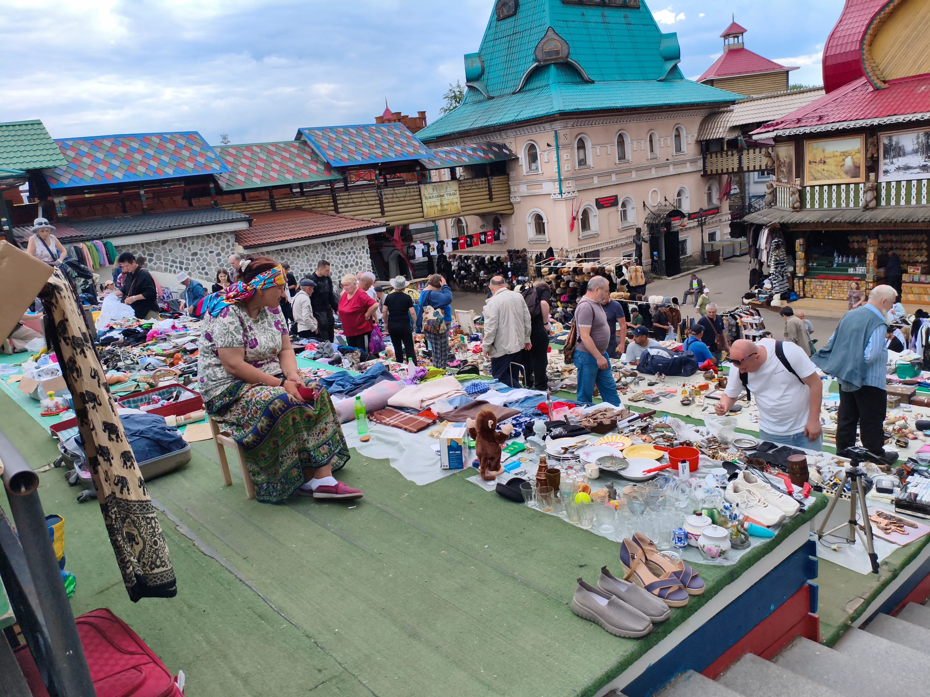 Внимание, лестница. Там продавали в основном одежду, обувь и всякие штуки, не вызвавшие моего интереса. Потому мельком пробегаемся и идем дальше